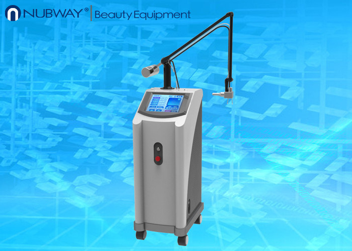 La machine partielle de laser de CO2 pour l'acné marque le traitement, débridement de brûlure