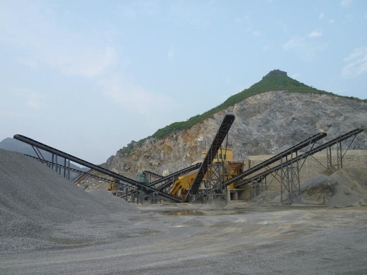 Marteau écrasant la machine avec toutes les pièces variables