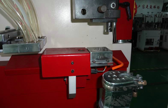 Talon hydraulique automatique clouant la machine
