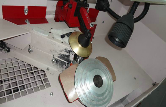 Machine de meulage de chaussure de règlage de bord
